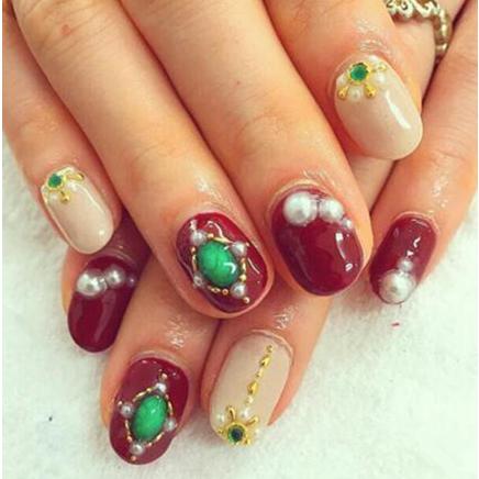 最新时尚美甲造型图片 有珍珠元素的美甲更高贵优雅