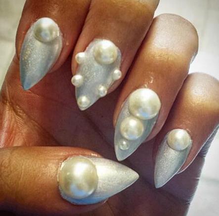最新时尚美甲造型图片 有珍珠元素的美甲更高贵优雅