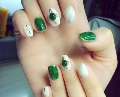 最新时尚美甲造型图片 有珍珠元素的美甲更高贵优雅