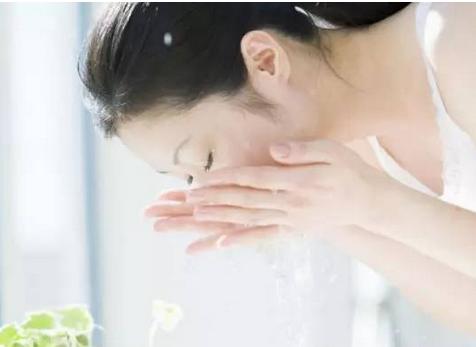 用白醋洗脸后还可以用护肤品吗