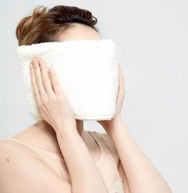 怎么用热毛巾敷脸:热毛巾敷脸的正确方法及注意事项