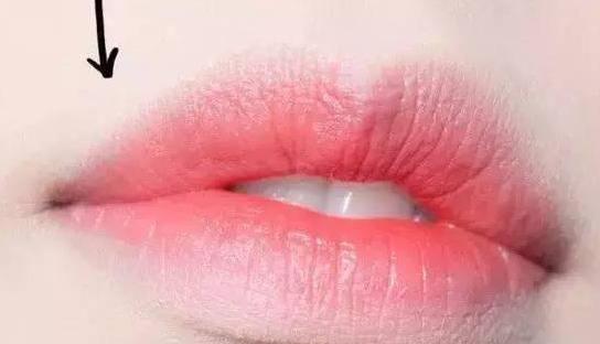 穿明星同款却毫无时髦感？选对唇色发型让你元气满满