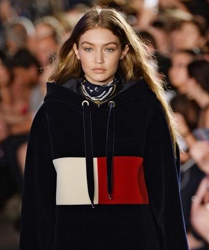 穿明星同款却毫无时髦感？选对唇色发型让你元气满满