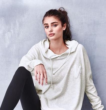 穿明星同款却毫无时髦感？选对唇色发型让你元气满满