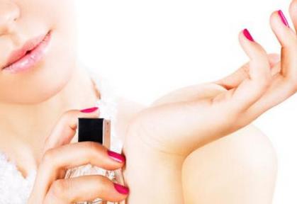 香水怎么用香味更持久 香水怎么用香味更持久