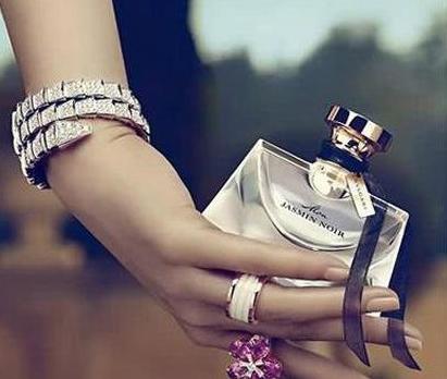 香水怎么用香味更持久 香水怎么用香味更持久