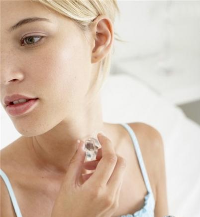 使用香水的方法 有关香水的知识及正确使用方法 使用香水的方法 有关香水的知识及正确使用方法