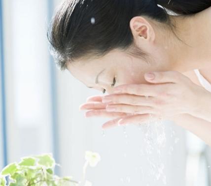 白醋洗脸温水还是冷水好 白醋洗脸温水还是冷水好