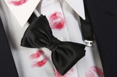 化妆品弄衣服上怎么洗