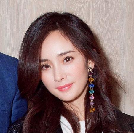 还是长发显脸瘦 古力娜扎脸变圆所以留回长发