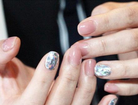 跟着韩妞做钻石系指彩 钻石美甲闪耀你精致的双手