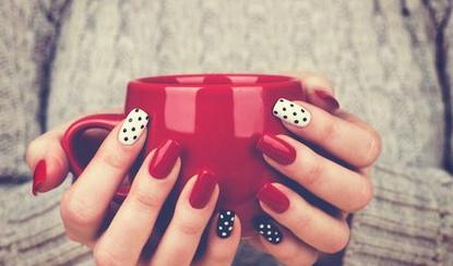 2017年红色美甲图片：显手白的红色美甲鸡年开门红