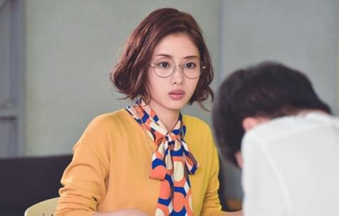 什么发色最显肤白