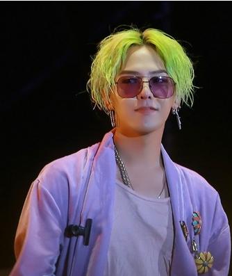 什么发色最显肤白