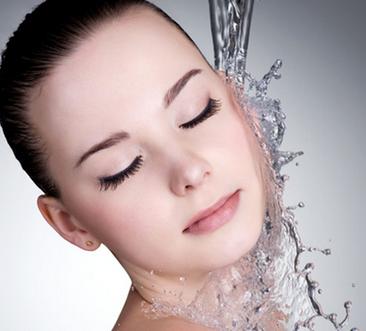 卸妆油还是卸妆水好 卸妆用卸妆油还是卸妆水