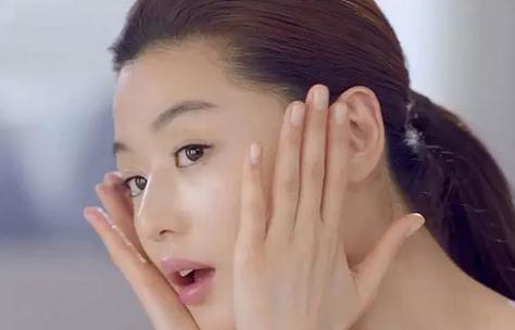 怎么用化妆棉擦爽肤水