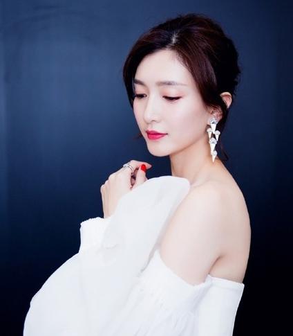 美甲2017新款图片红色：情人节就靠这抹“幸福红”招桃花！