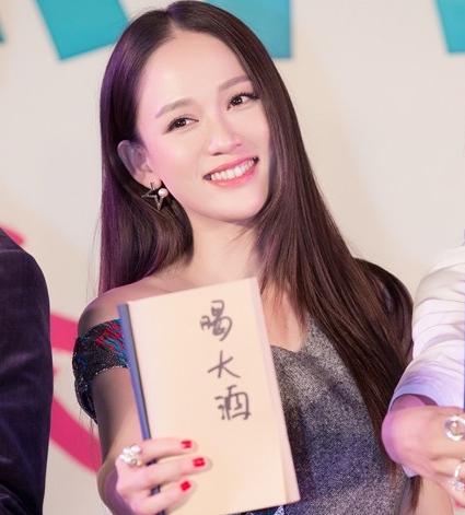 美甲2017新款图片红色：情人节就靠这抹“幸福红”招桃花！