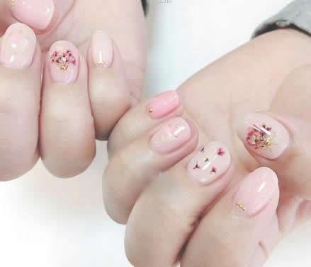 2017新款春季美甲图片 简约清新的美甲和春天更搭哦