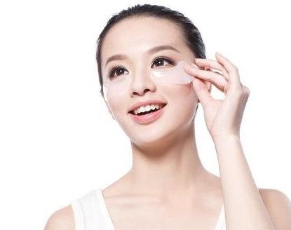 贴眼膜之前要涂眼霜吗