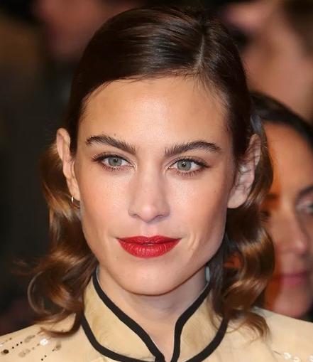 中长发怎么扎好看?7款时尚扎发让你任意切换造型 中长发怎么扎好看?7款时尚扎发让你任意切换造型