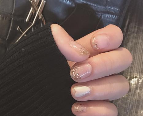 浅色系美甲2017图片