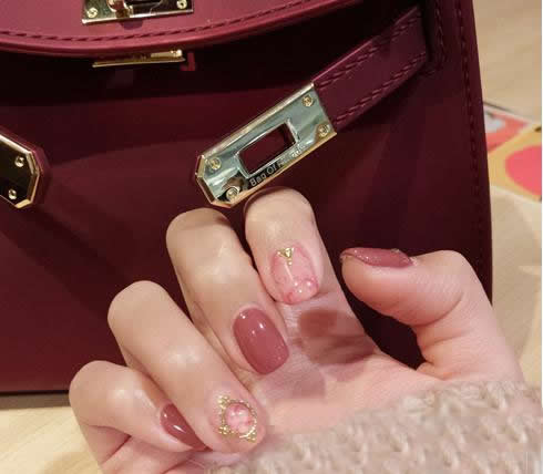 浅色系美甲2017图片