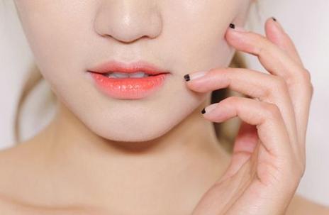 淡化唇纹的小妙招 教你6个最有效的护唇方法