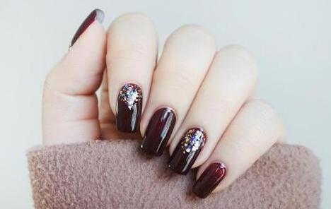 做指甲怎么涂闪粉教程 做指甲怎么涂闪粉教程