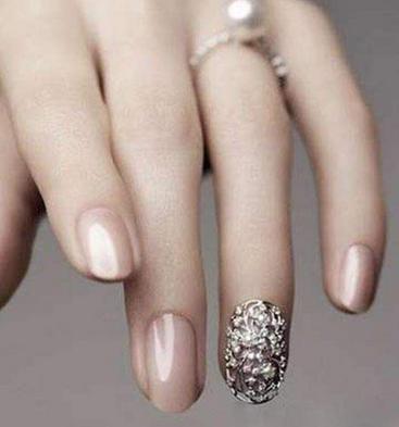 女性指甲怎么修好看