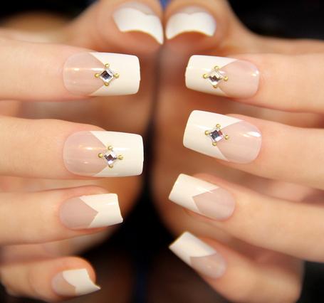 女性指甲怎么修好看