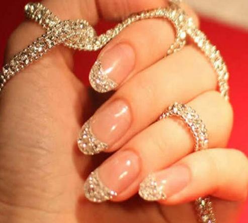 女性指甲怎么修好看