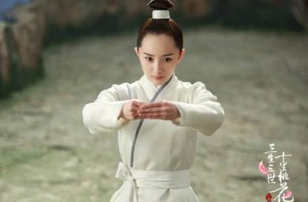 杨幂发际线被吐槽 女神发际线应该这样分