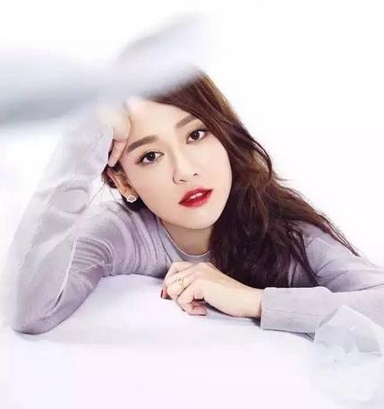 发际线高适合什么发型