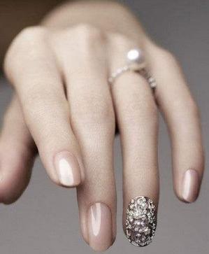 皮肤黑适合什么颜色的指甲油