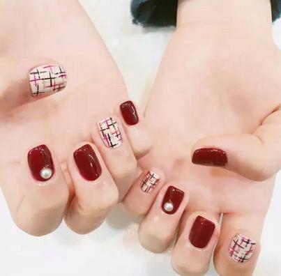 女生美甲什么颜色好看 美甲图片2017款式红色