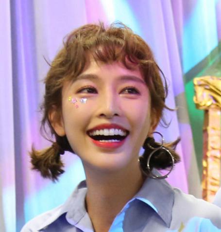 张俪朱镇模恋情曝光 长脸御姐百变短发减龄似少女