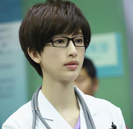 张俪朱镇模恋情曝光 长脸御姐百变短发减龄似少女