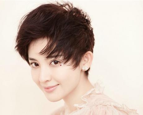 女孩留哪种短发显脸小