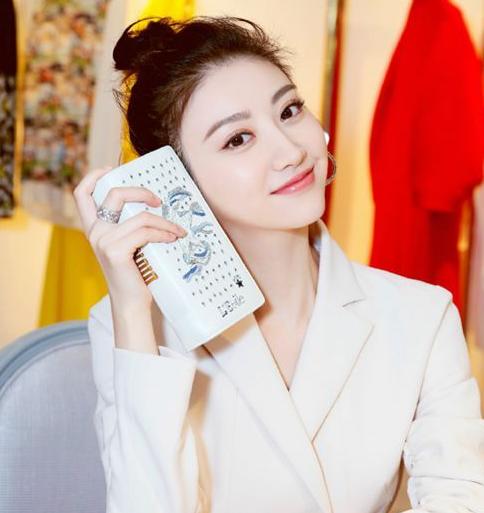 景甜扎上减龄丸子头颜值开挂 一路美出新高度