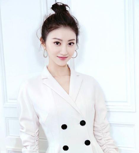 景甜扎上减龄丸子头颜值开挂 一路美出新高度