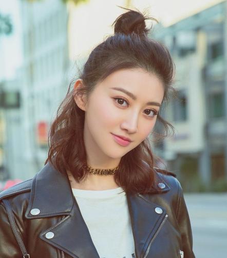 景甜扎上减龄丸子头颜值开挂 一路美出新高度