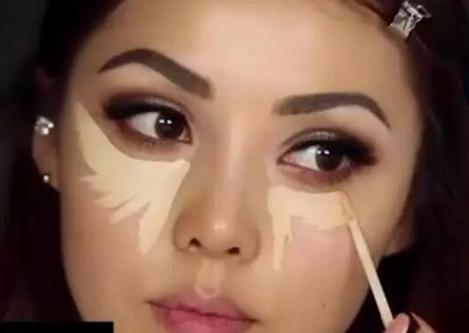 皮肤暗黄怎么化妆好看