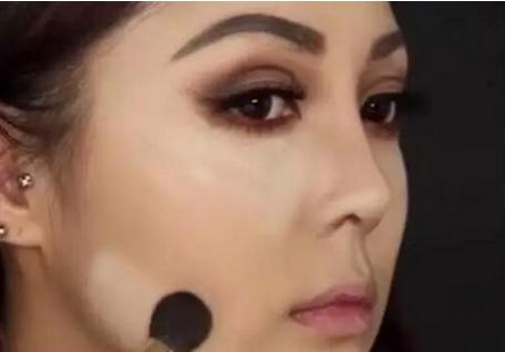 皮肤暗黄怎么化妆好看