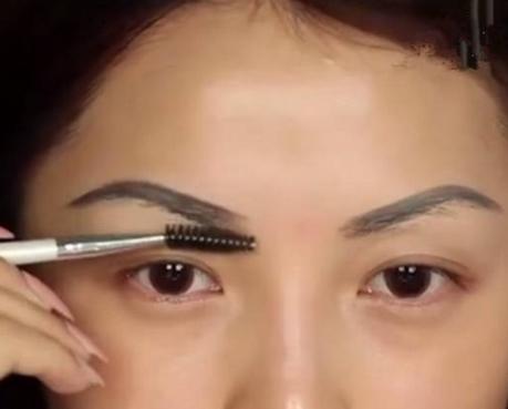 皮肤暗黄怎么化妆好看