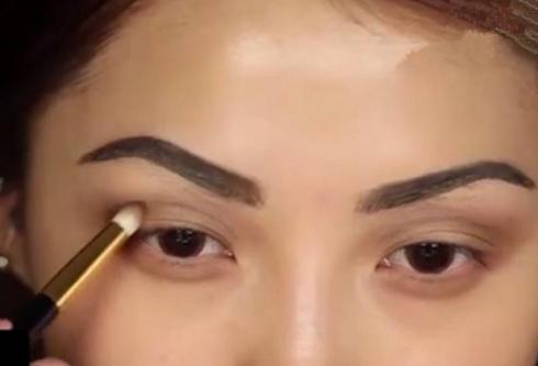 皮肤暗黄怎么化妆好看