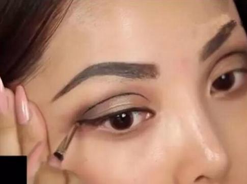 皮肤暗黄怎么化妆好看