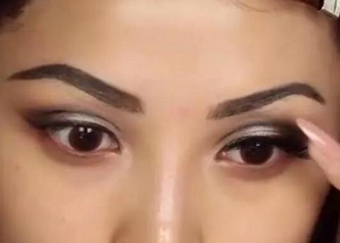 皮肤暗黄怎么化妆好看