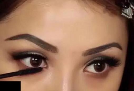 皮肤暗黄怎么化妆好看