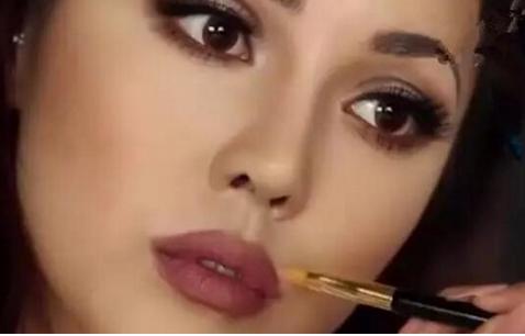 皮肤暗黄怎么化妆好看